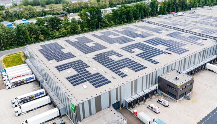 14 Fußballfelder Deutschlands größte Solar-Aufdachanlage entsteht in Marl