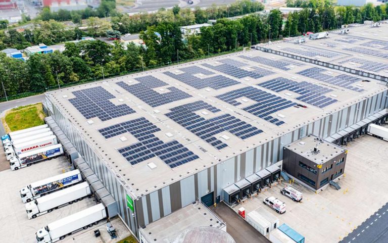 14 Fußballfelder: Metro Logistics erhält Deutschlands größte Solar-Aufdachanlage 14 14 Fußballfelder Deutschlands größte Solar-Aufdachanlage entsteht in Marl