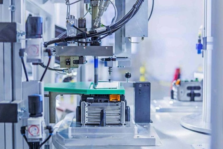 Batteriesystem-Produktion bei AKASOL, künftig Teil von BorgWarner