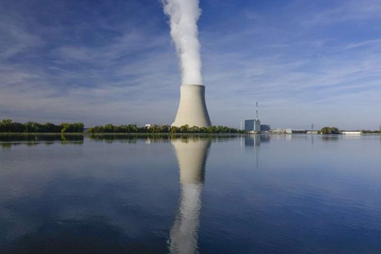 Im Jahr nach dem Atomausstieg sinken CO2-Ausstoß und Strompreise 4 Nach dem Atomausstieg: Deutschlands Strommix verbessert sich