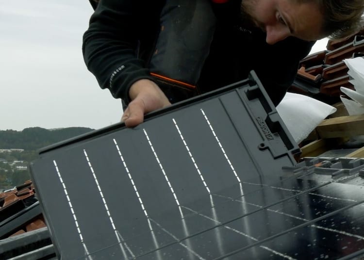 Einfache Installation, erstaunliche Leistung: Autarq Solarziegel schon auf 100 Dächern in Deutschland installiert.