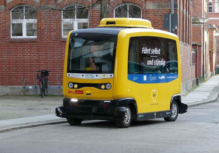 Ab 2022: Fahrerlose Fahrzeuge dürfen auf Deutschlands Straßen in Regelbetrieb 8 Gesetz für autonomes Fahren Fahrzeug selbstfahrend
