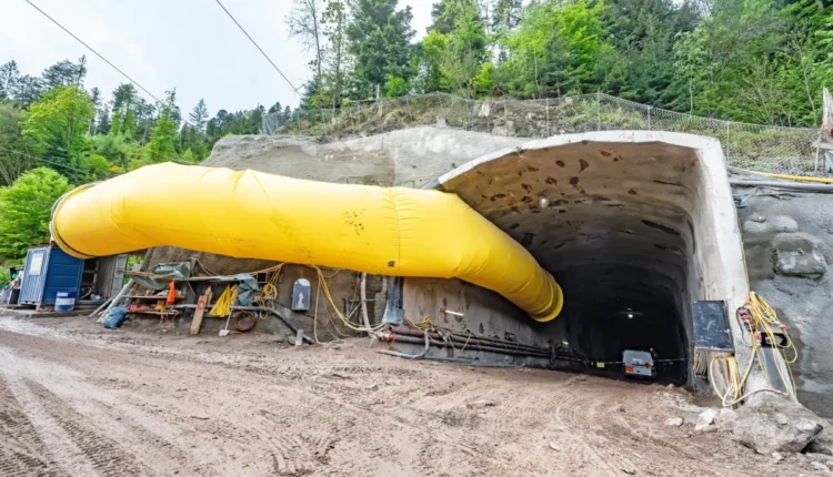 Gelbe Schlauchleitung führt in Tunnel