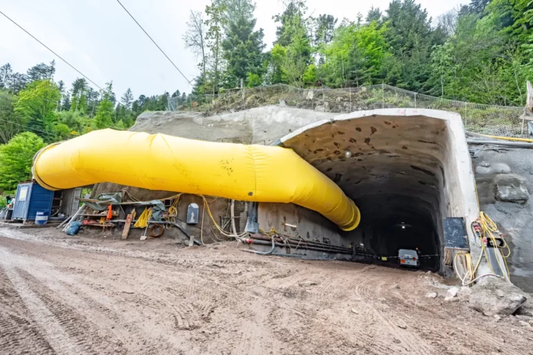 Gelbe Schlauchleitung führt in Tunnel