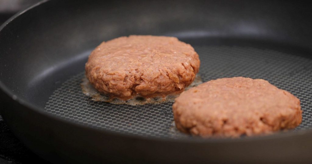 Beyond Meat Patty für McPlant Burger in Pfanne