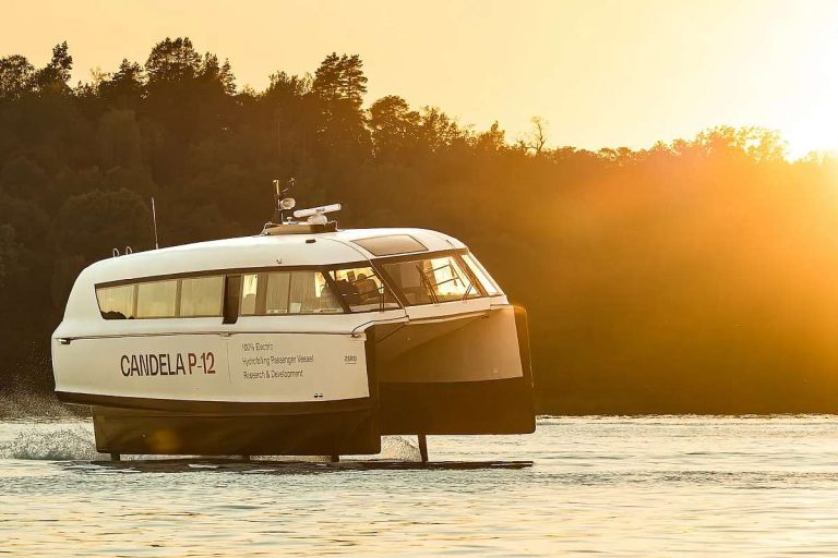 Wassertransport in innovativ: Tragflügelboot, vollelektrisch von Candela