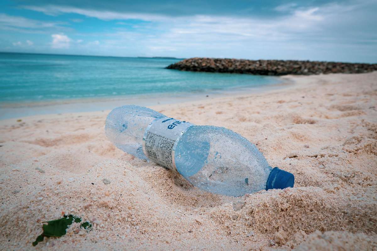 Carbios Plastikflasche Ozean rPET Recycling Enzyme Problemlöser