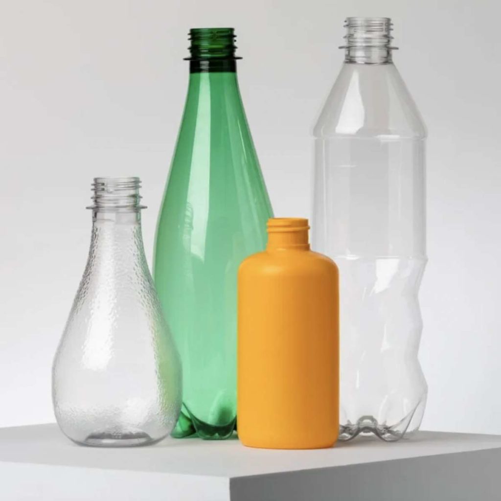 PET-Flaschen aus recyceltem PET von Varbios und Indorama Ventures