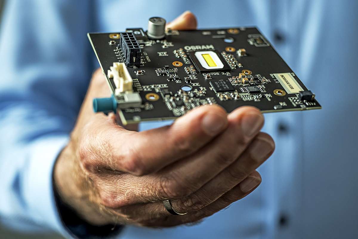 Digitales Licht Platine in der Hand des Erfinders