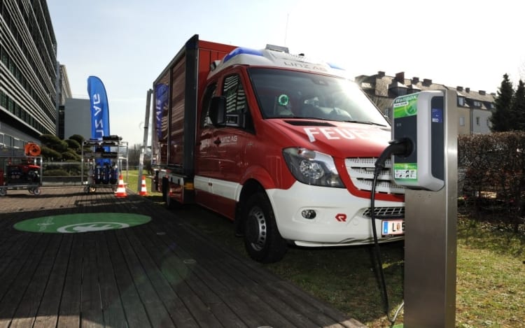Kreisel, Linz und Rosenbauer stellen voll ausgestattetes E-Feuerwehrauto vor