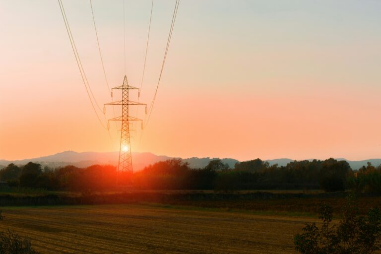 AccelerateEU Stromnetz Smart Grid bei Sonnenuntergang