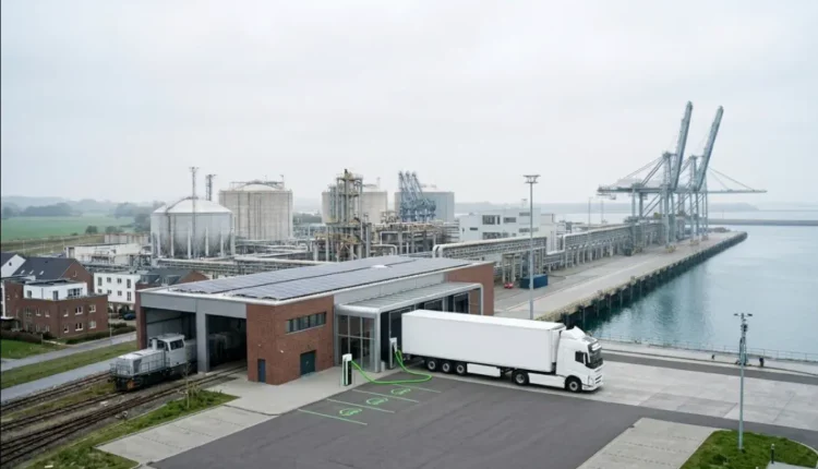 Elektrifizierung Symbolbild E-LKW und leeres LNG-Terminal