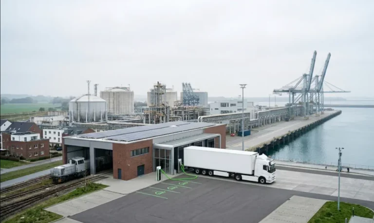 Elektrifizierung Symbolbild E-LKW und leeres LNG-Terminal