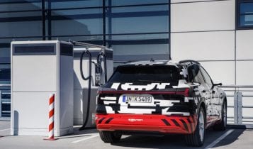 Elektroauto Audi e-tron beim Ladevorgang