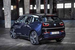 Elektroauto BMW i3 ganz spritzig im urbanen Raum