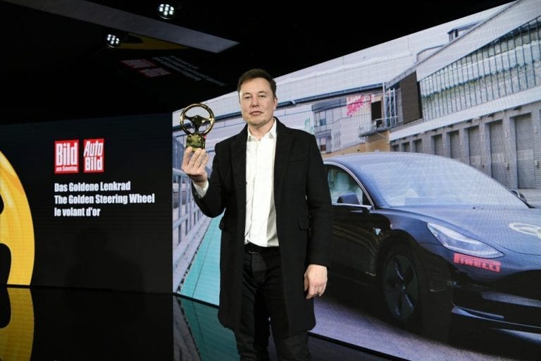 Musk Goldenes Lenkrad Grünheide Berlin Gigafactory 4