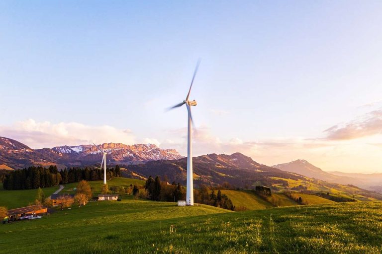 Energiewende Kosten Windräder auf einem Berg
