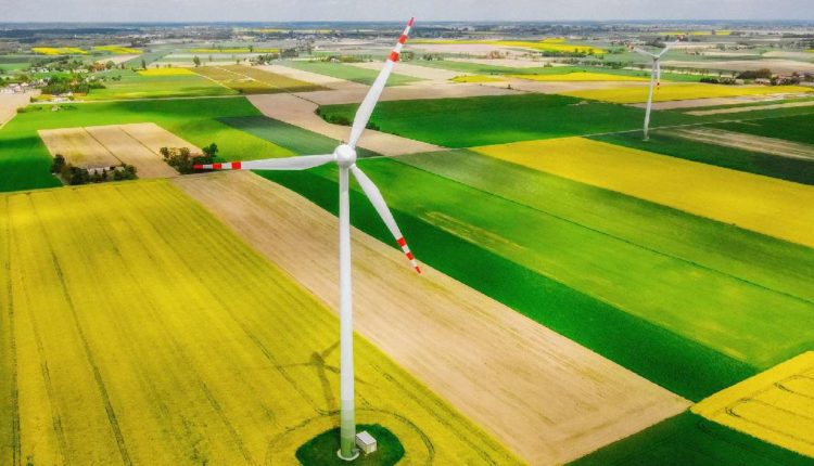 Schnelle Energiewende Transformation Felder Windkraftanlage