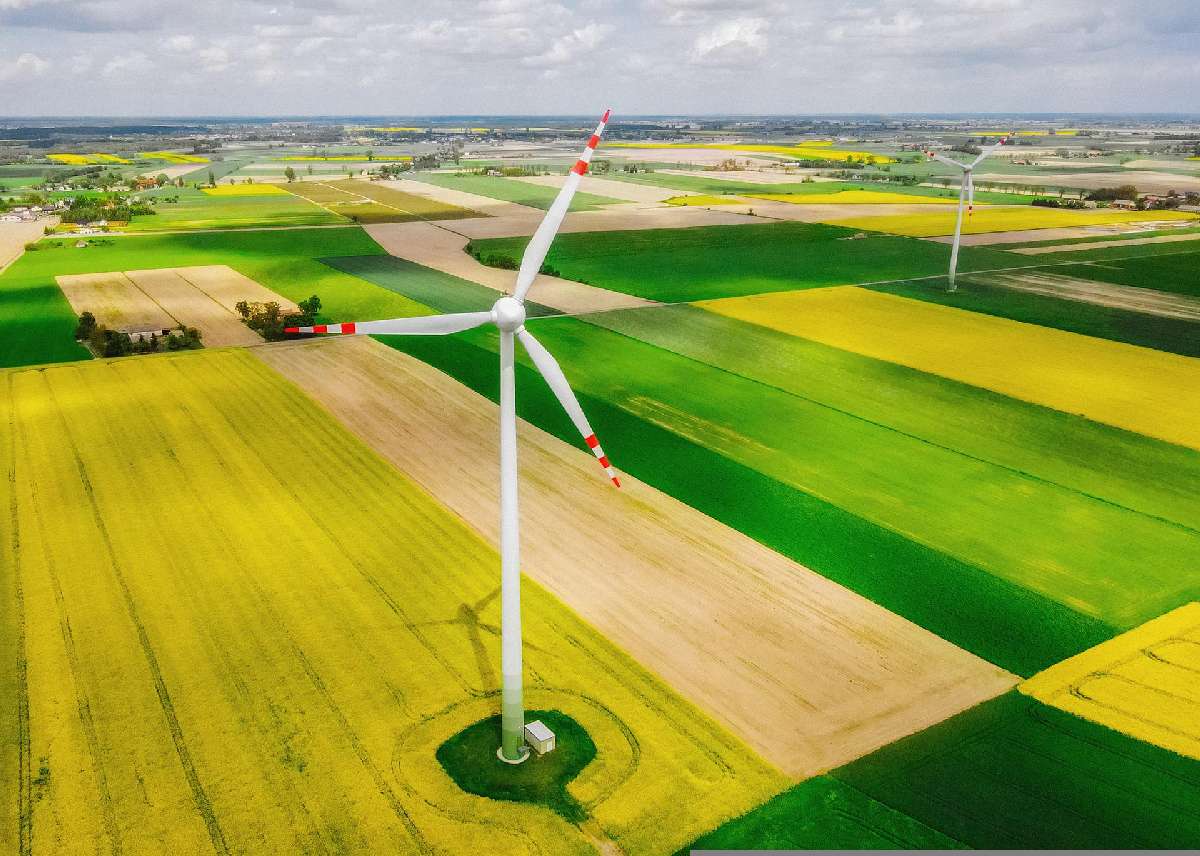 Schnelle Energiewende Transformation Felder Windkraftanlage