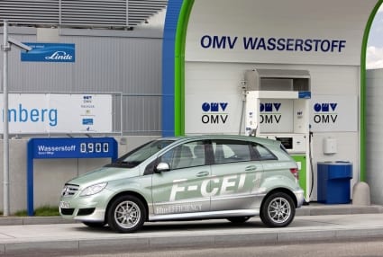 Mercedes-Benz B-Klasse F-Cell an der OMV-Wasserstoff-Tankstelle am Stuttgarter Flughafen. Foto: Auto-Medienportal.Net/Daimler