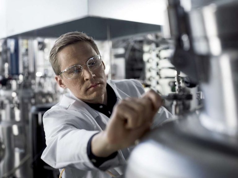 Factory 01 Mensch an Maschine bei Lebensmittelherstellung