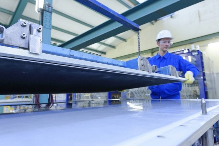 Fertigung von Elektrolyse-Zellen zur Wasserstoff-Herstellung bei thyssenkrupp