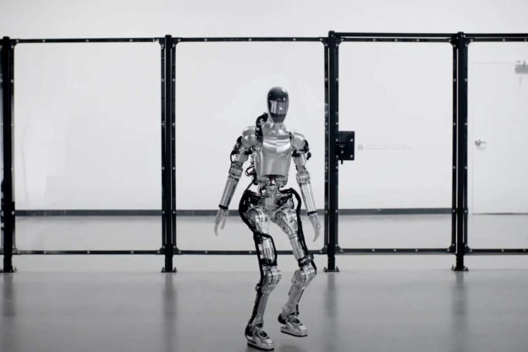 Humanoider Roboter Figure 01 läuft