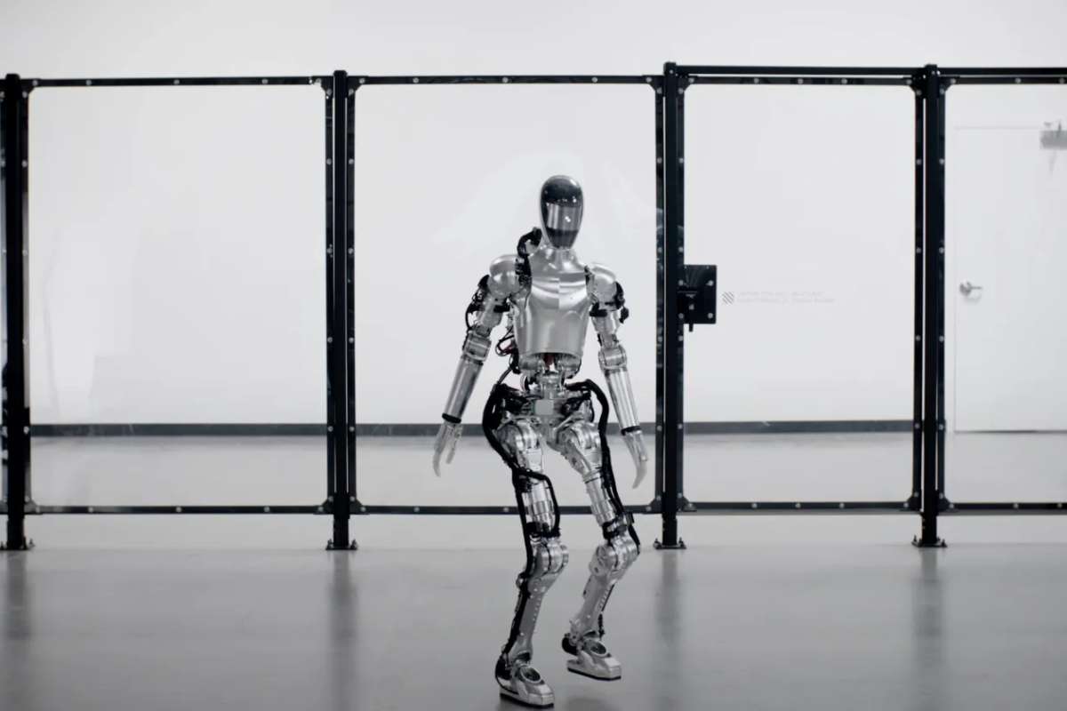 Humanoider Roboter Figure 01 läuft