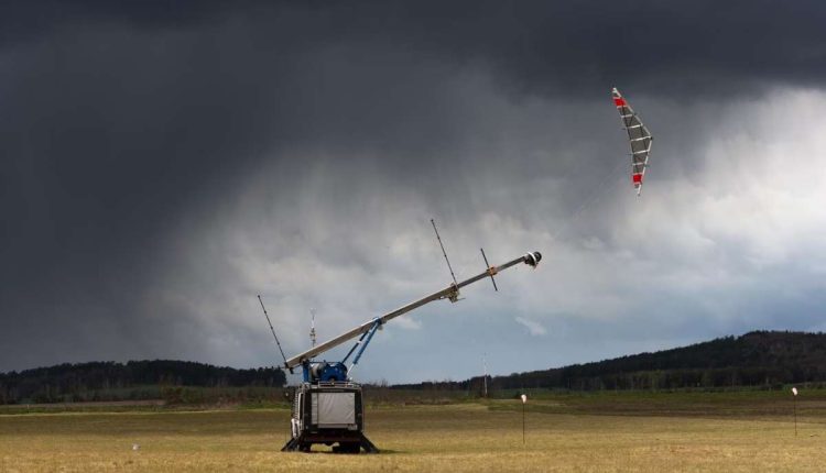 Flugwindkraftanlage bei starker Bewölkung in Brandenburg