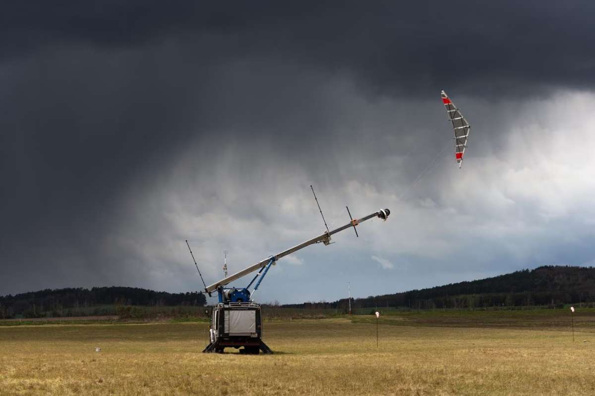 Flugwindkraftanlage bei starker Bewölkung in Brandenburg