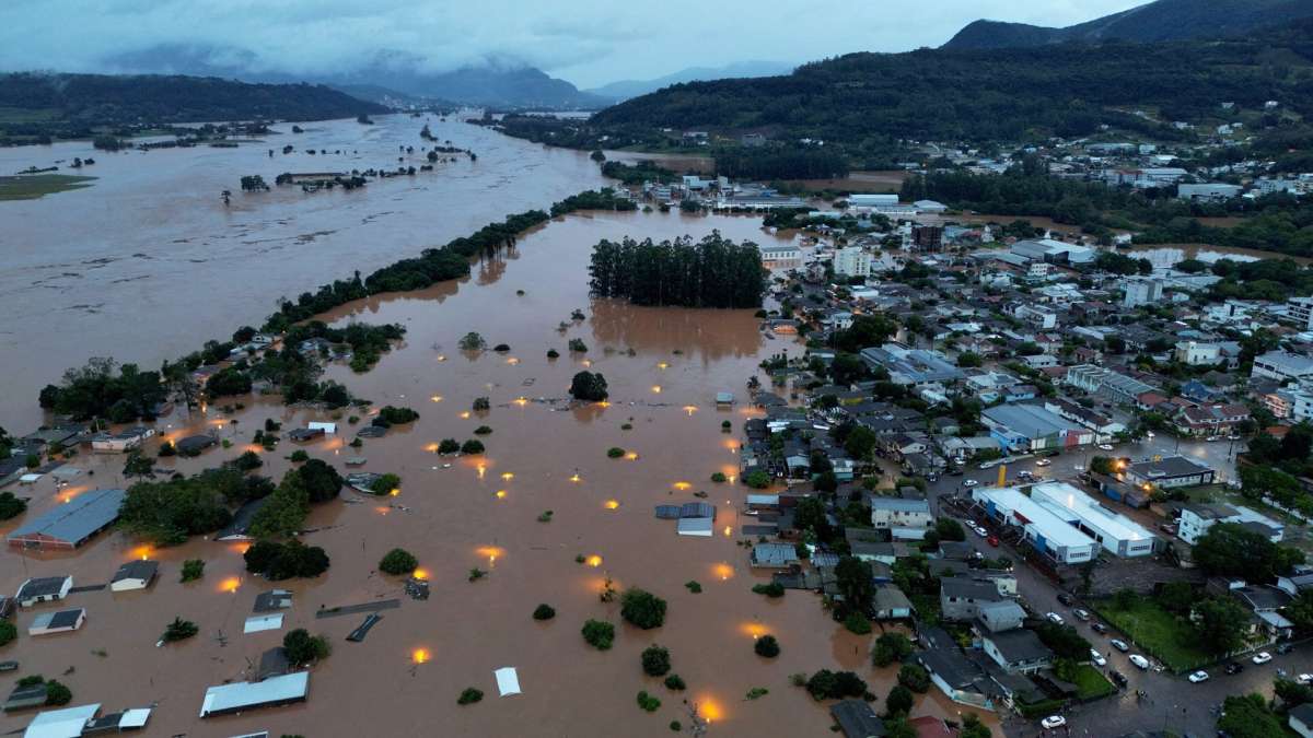 eine überflutete Stadt in Brasilien mit Bäumen und Häusern