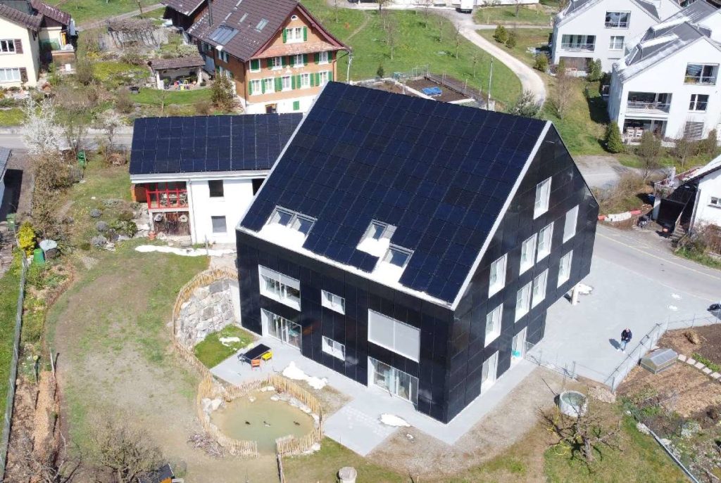 Freiheitsenergie Gebäudeintegriert Solarhaus Plusenergie Schweizer Solarpreis