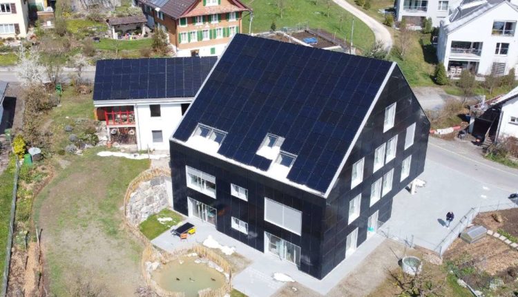 Freiheitsenergie Gebäudeintegriert Solarhaus Plusenergie Schweizer Solarpreis