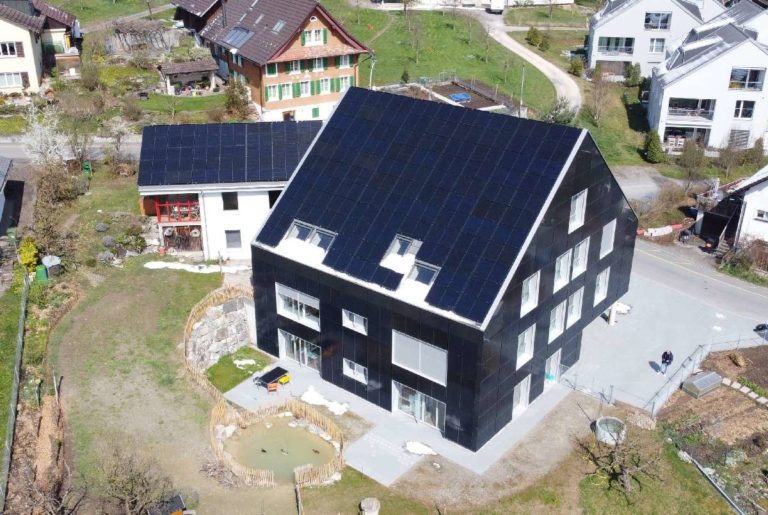 Gebäudeintegrierte Freiheitsenergie: Schweizer Solarhaus als Paradebeispiel der Energiewende 4 Freiheitsenergie Gebäudeintegriert Solarhaus Plusenergie Schweizer Solarpreis