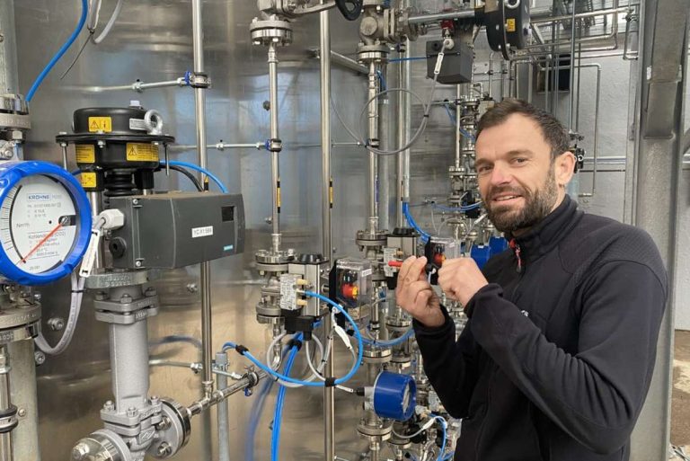 Oranger Wasserstoff aus Abfällen: Green Hydrogen Technology setzt neue Maßstäbe 7 GHT Green Hydrogen Technology Pilotanlage Augsburger Cleantech-Startup