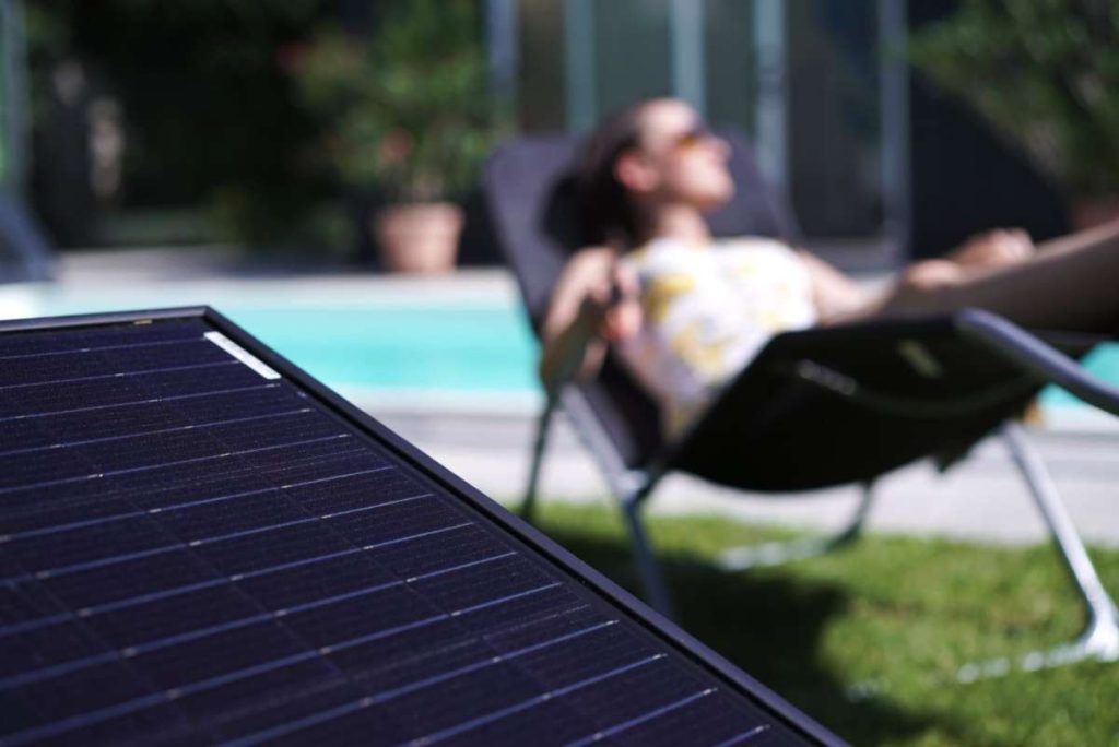Garten Solaranlage mit Mensch, der entspannt