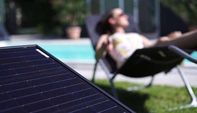 Garten Solaranlage mit Mensch, der entspannt