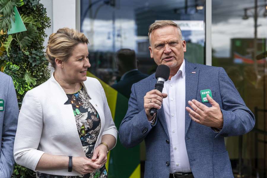 Bürgermeisterin und Senatorin Franziska Giffey im Voll pflanzlich Supermarkt