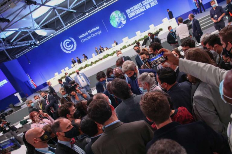 Alok Sharma und John Kerry umringt: Weltgemeinschaft kurz vor Ende von COP26 und der Entscheidung über den Glasgower Klimapakt am 13. November 2021