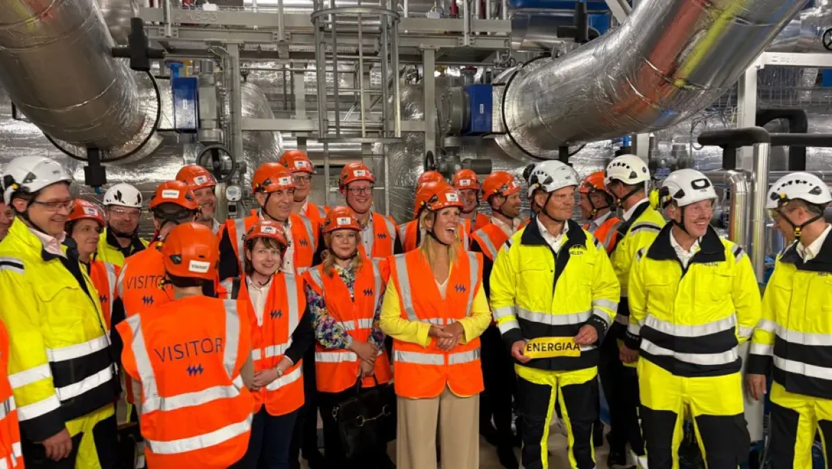 Eröffnung der Großwärmepumpe in Helsinki: Helen-Mitarbeiter und Gäste in der Anlage Eiranranta