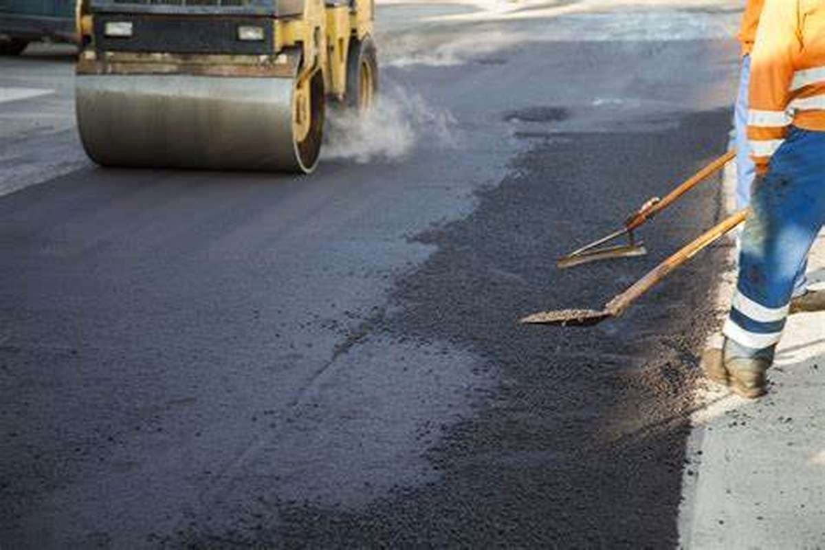 Grüner Asphalt STRABAG B2Suqare Straßenbau