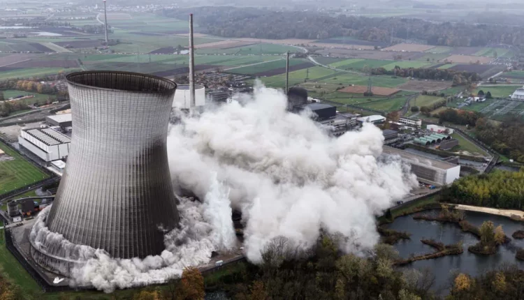 Gundremmingen Batteriespeicher ersetzt Atomkraftwerk - Kühltürme gesprengt