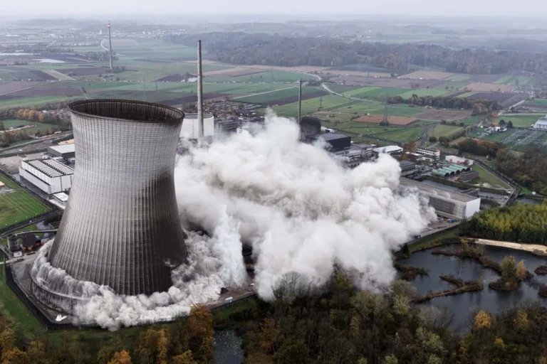 Gundremmingen Batteriespeicher ersetzt Atomkraftwerk - Kühltürme gesprengt