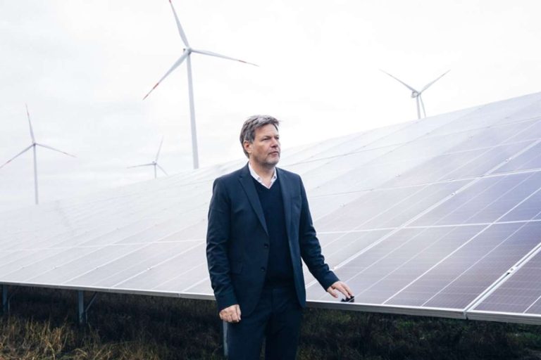 Solarpaket 1: Ein Meilenstein für die Solarenergie in Deutschland 2 Photovoltaik-Ausbau beschleunigen Habeck Solarpaket 1
