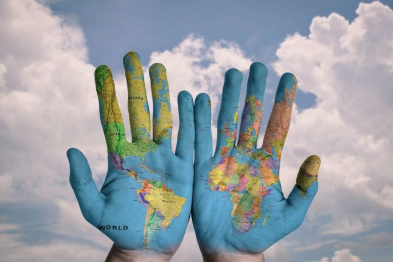 Hand Weltkarte Klimaneutralität Net Zero Symbolfoto
