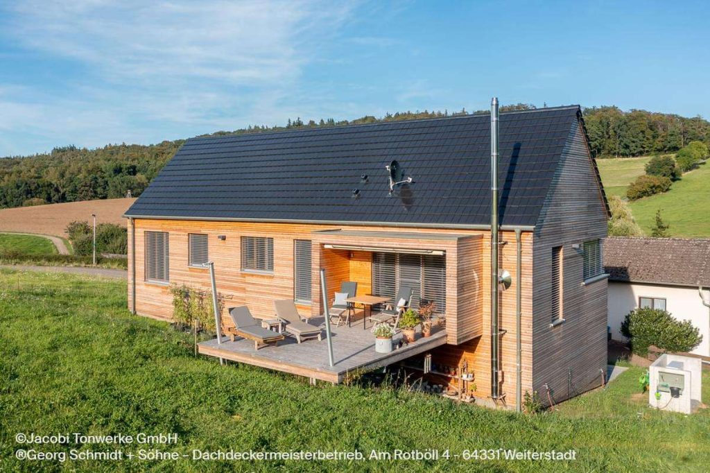 Haus mit Solardachziegeln von Autarq