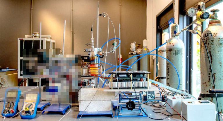 Im Labor entdeckte Helios die neue Methode zur Stahlherstellung