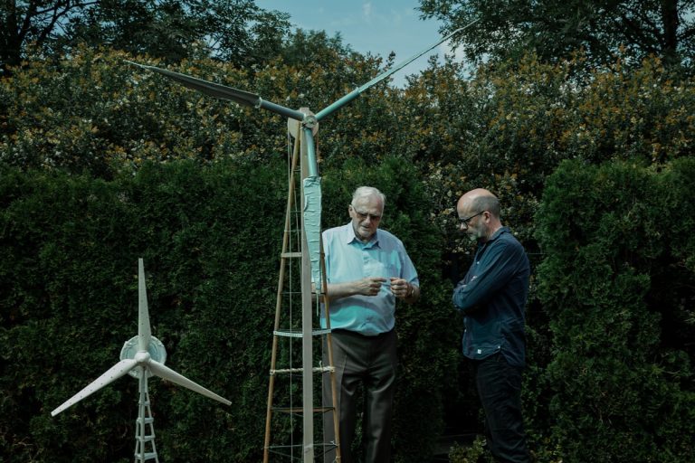 Horst Bendix mit seinem Höhenwindrad und Rafael Laguna von SPRIND.