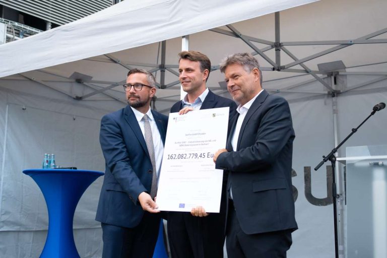 IPCEI Wasserstoff: Sunfire erhält 169 Millionen Euro für Serienfertigung von Elektrolyseuren 5 Robert Habeck übergibt IPCEI Wasserstoff an Sunfire CEO Nils Aldag