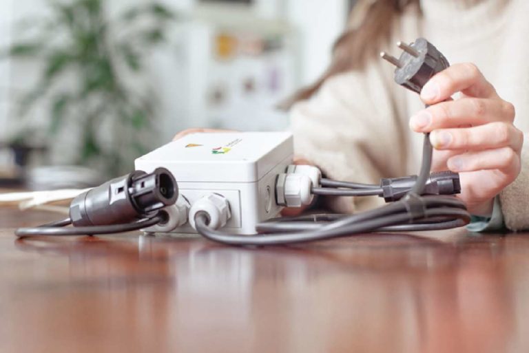Bürger-Energiewende: Wie der Stromwächter den Elektriker ersetzt 17 ready2plugin Stromwächter auf Tisch